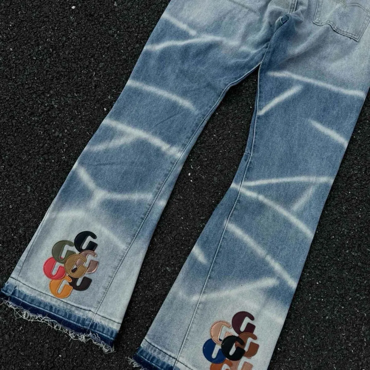 oc-777 💰196 GALLERY DEPT denim spliced ​​with all-over printed leather ripped bell-bottoms, washed distressed jeans with top-grade materials, super-soft high-cotton washed denim fabrics. The washing cost of each piece is up to three times that of conventional processes. The touch is extremely delicate and the texture is very good. The whole body is simple and elegant. The back pocket of the trousers adopts high-end direct-injection technology. It is extremely exquisite. Full score for details. Size: M-XXL